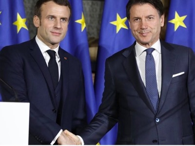 Lors du sommet franco-italien de Naples, le 27 février, les présidents français et italien, Emmanuel Macron et Giuseppe Conte, annoncent qu’ils réagiront ensemble à la pandémie.